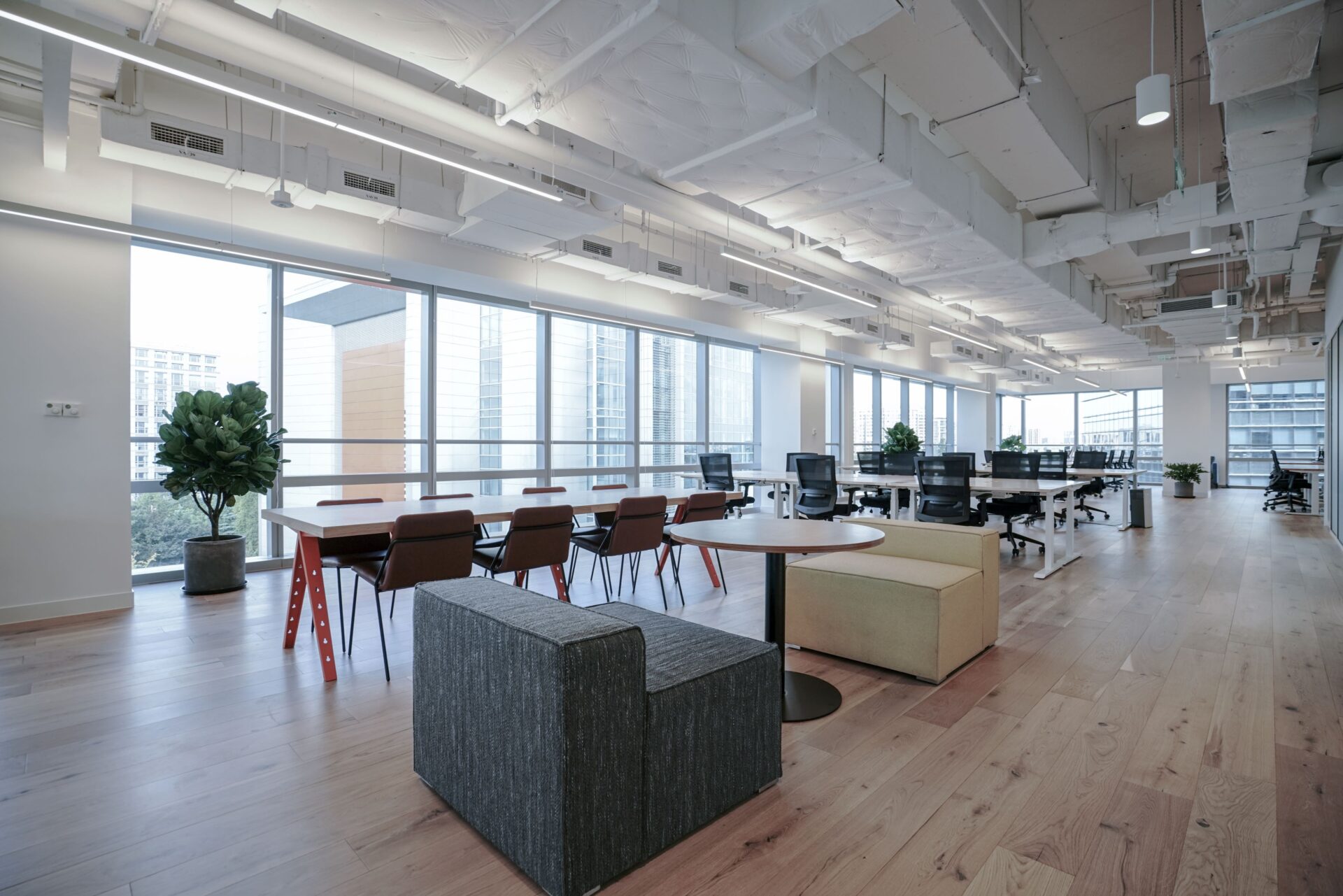 ERGONOMICS AND QUALITY FURNITURE IN BUSINESS CENTERS