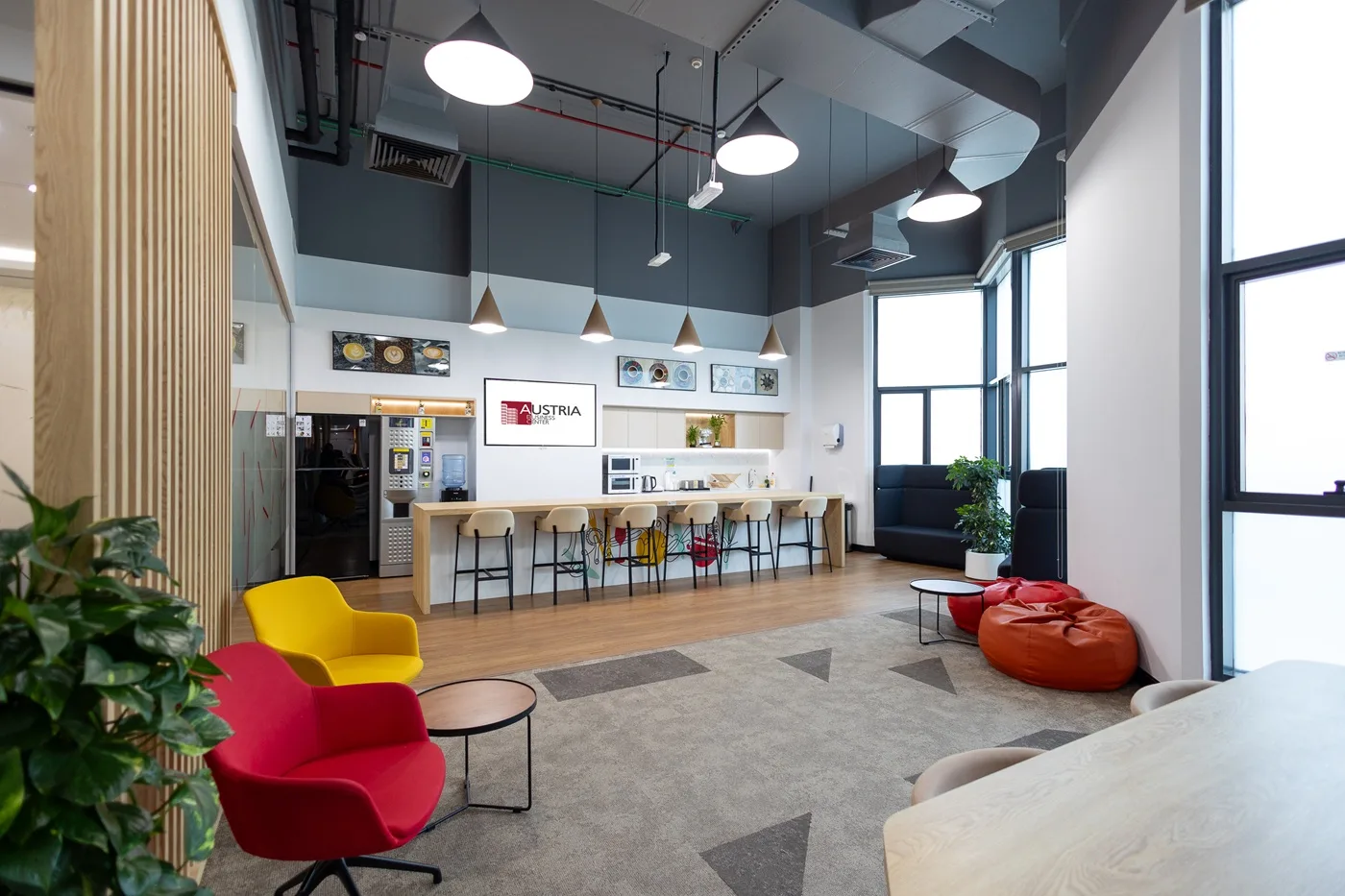 Al Hudaiba Mall Location, accessibility, and dining facilities