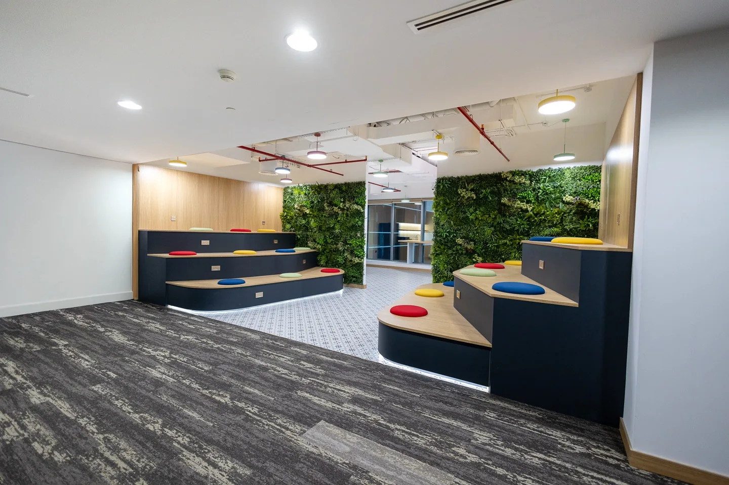 A vibrant coworking area at Austria Business Center. 